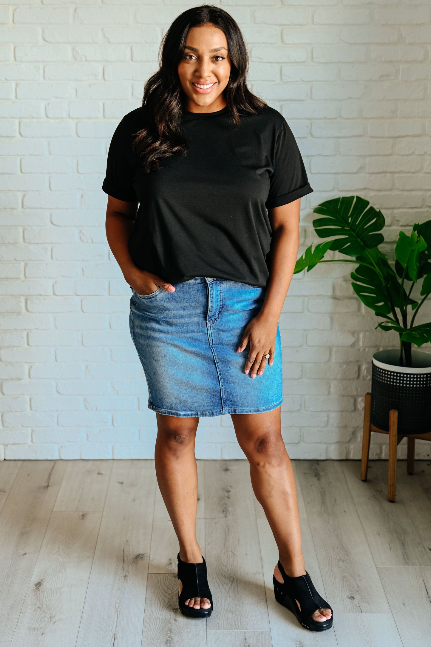 Uptown Crew T-Shirt in Black - Ave